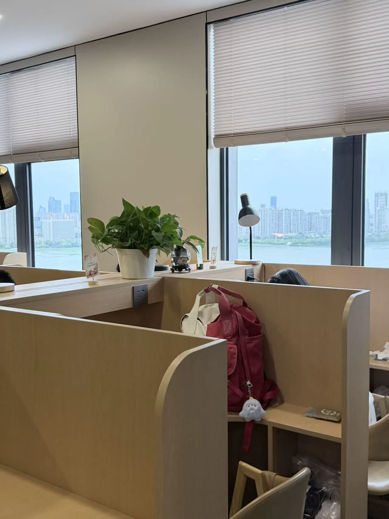 互梦共创空间静音自习办公区独立座位实景